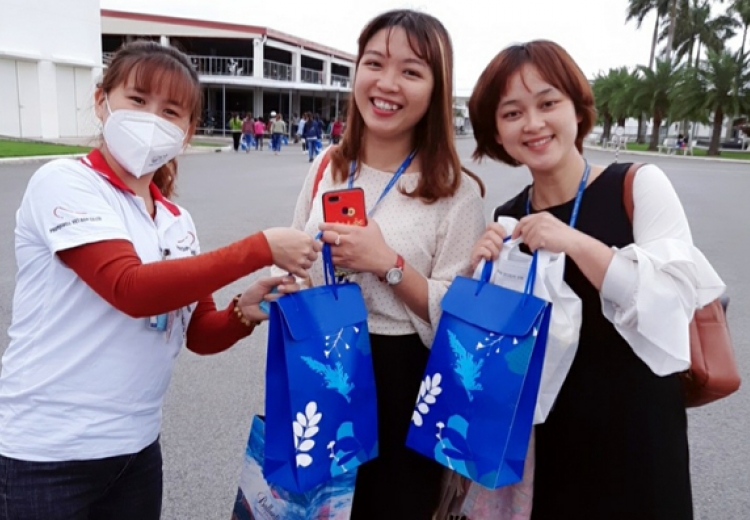 CĐCS Công ty TNHH Properwell Việt Nam tổ chức trao quà cho đoàn viên, CNLĐ nhân ngày Quốc tế phụ nữ 08/3